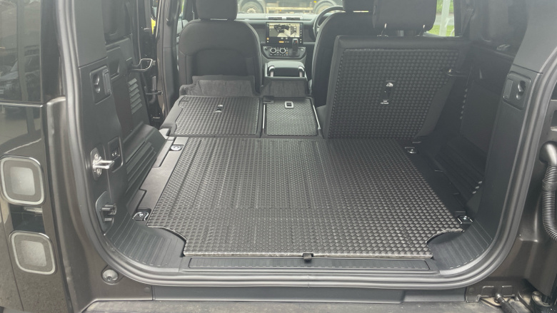 Land Rover Defender 3.0 D250 X-Dynamic SE 110 5dr Auto Diesel Estate